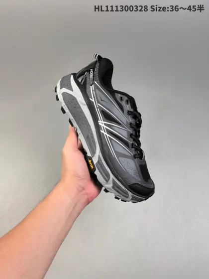 集合 HOKA ONE M MAFATE SPEED 2余文乐同款 机能缓震跑鞋 #美国新兴跑鞋品牌,鞋面部分采用工程网眼面料,可以确保必要的透气性能.而为了弥补工程网眼面料不足的支撑表现,Bondi 6使用了全新的莱卡橡筋,这大大提升了鞋面的硬度,由此增加鞋面的支撑性能.后掌33mm、前掌29mm的超厚Soft EVA中底,比传统的EVA材料还要柔软30%,Bondi 6不只是缓冲的表现非常出色,在回弹的反馈表现上,也能以相对明确的反馈传达给双脚.中底的设计,Bondi 6采用了一种承托式的设计,这种设计可以把双脚托在鞋仓内,从而实现较好的支撑稳定性. 编号:HL111300328 半